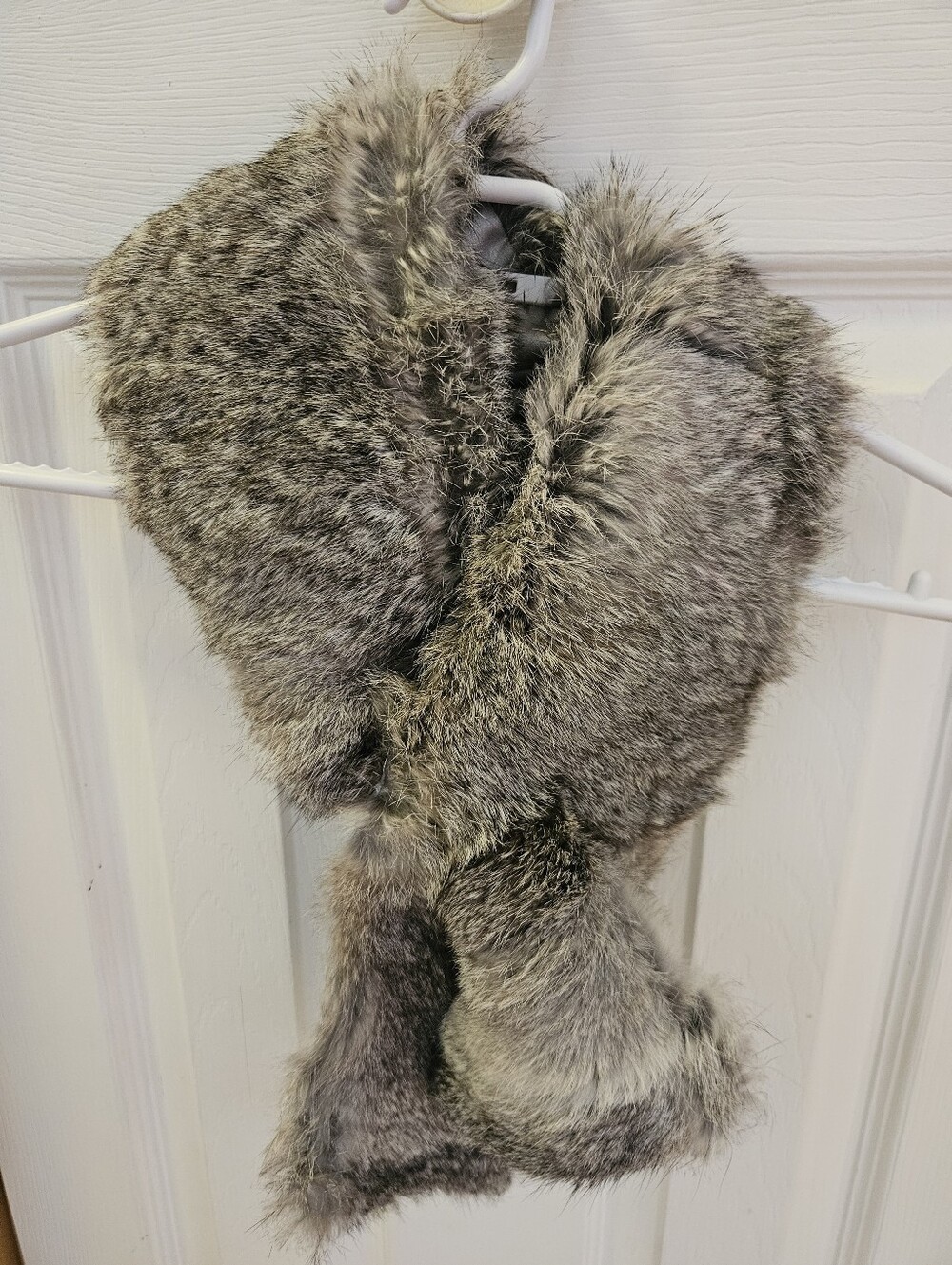 Exquisitely Soft Silver-Grey Real Fur Scarf Approx 38" Long x 5.5" Wide - Picture 2 of 16